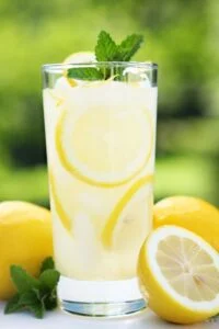 maak zelf een zomerse drank - limonade stroop siroop met verse citroenen