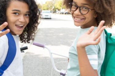 Twee meiden gaan terug naar school - back to school, budget schoolspullen