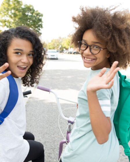 Twee meiden gaan terug naar school - back to school, budget schoolspullen