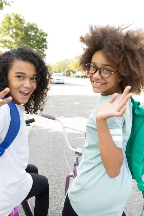 Twee meiden gaan terug naar school - back to school, budget schoolspullen