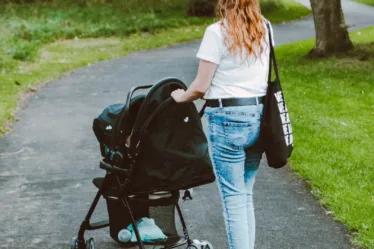 Moeder achter de kinderwagen, dit is echt een item dat op de baby minimale uitzetlijst hoort