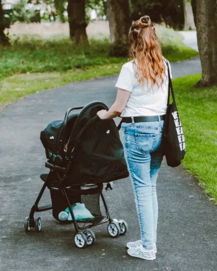 Moeder achter de kinderwagen, dit is echt een item dat op de baby minimale uitzetlijst hoort
