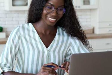 Jonge vrouw zit achter pc en leest Deze week must read over innoveren, investeren, budget, bedrijf, begroting, boekhouding, financiële administratie beleggen