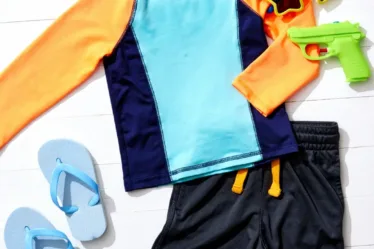 Tweedehands kinderkleding om te zwemmen uitgestald om te verkopen op Vinted of Marktplaats