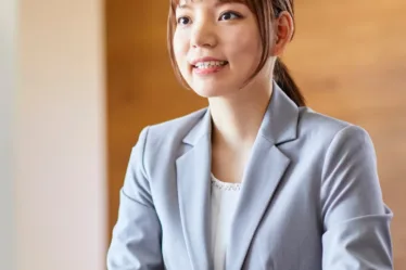 Zelfverzekerde vrouw in gesprek over haar salaris en het dichten van de loonkloof.