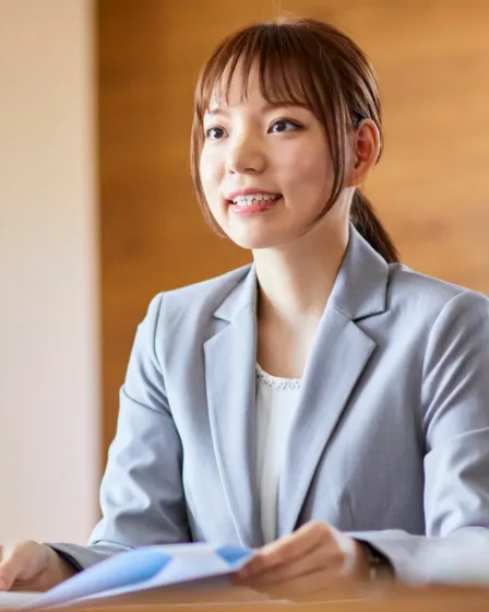 Zelfverzekerde vrouw in gesprek over haar salaris en het dichten van de loonkloof.