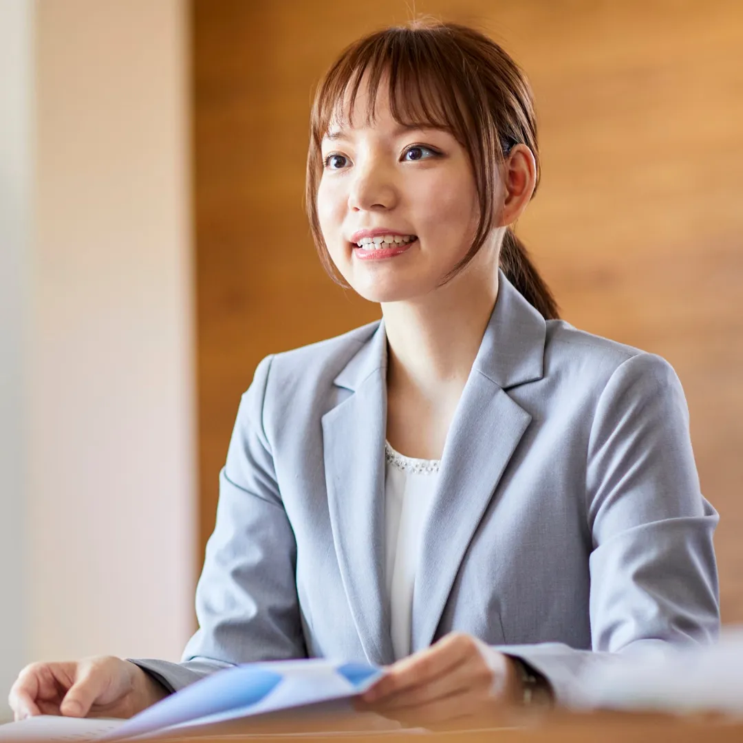 Zelfverzekerde vrouw in gesprek over haar salaris en het dichten van de loonkloof.