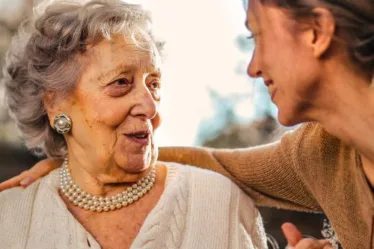 oud en jon, twee vrouwen praten over hun oude dag - pensioen opbouw