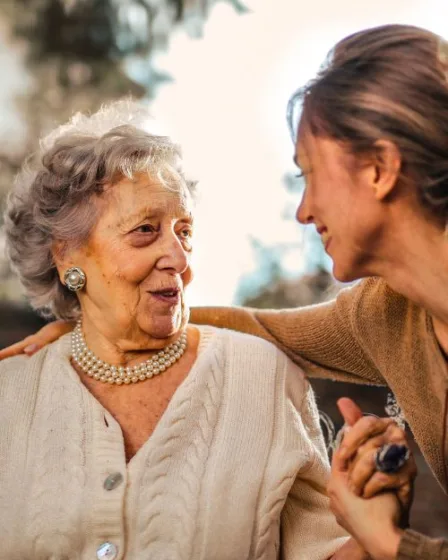 oud en jon, twee vrouwen praten over hun oude dag - pensioen opbouw