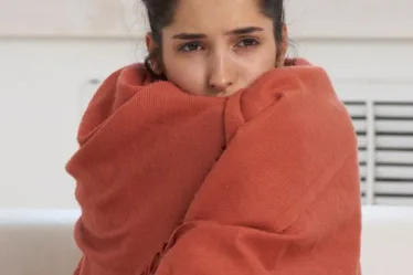 Dame Met Vochtproblemen in huis? 3 budgetvriendelijke tips tegen een te hoge luchtvochtigheid