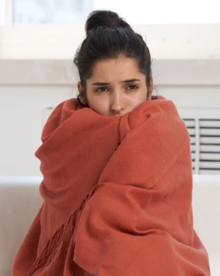 Dame Met Vochtproblemen in huis? 3 budgetvriendelijke tips tegen een te hoge luchtvochtigheid