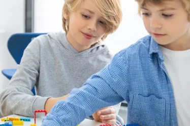 Jongens spelen met lego goedkoop en duurzaam