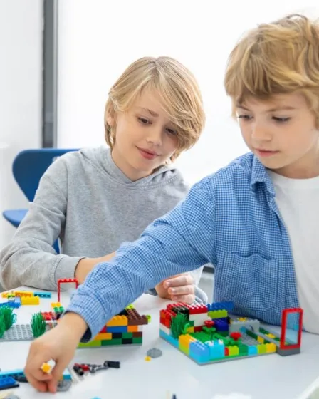 Jongens spelen met lego goedkoop en duurzaam