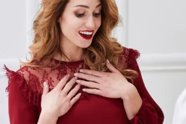 Vrouw kijkt verrast maar wist eigenlijk wel dat dit cadeautje eraan zat te komen. Dat stond op haar wensenlijstje.