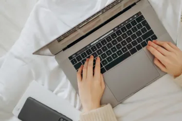 Vrouw werkt vanuit huis want ze is thuisblijfmoeder of huisvrouw en wil remote werken om bij de kinderen te zijn.