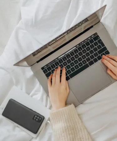 Vrouw werkt vanuit huis want ze is thuisblijfmoeder of huisvrouw en wil remote werken om bij de kinderen te zijn.