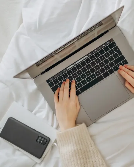 Vrouw werkt vanuit huis want ze is thuisblijfmoeder of huisvrouw en wil remote werken om bij de kinderen te zijn.