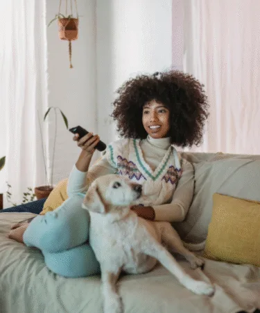 zwarte vrouw kijkt tv televisie - Netflix Amazon Prime