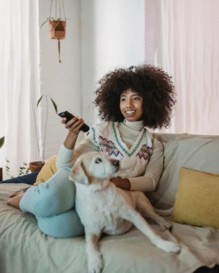 zwarte vrouw kijkt tv televisie - Netflix Amazon Prime