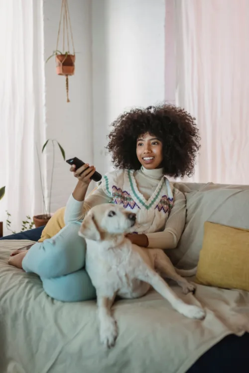 zwarte vrouw kijkt tv televisie - Netflix Amazon Prime