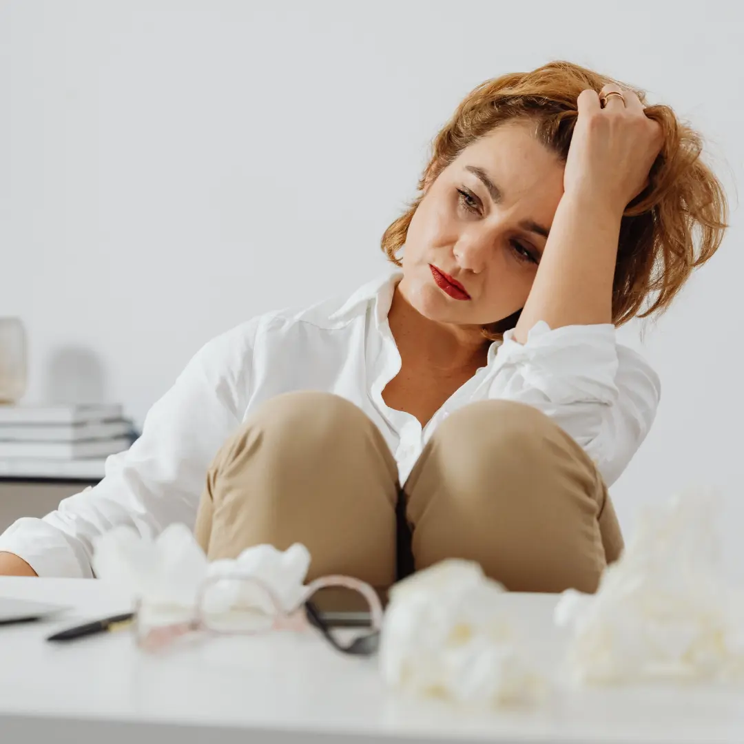 Vrouw staart verdrietig voor haar uit, haar man is overleden en ze heeft geldstress, ze weet niets van en over de financiën