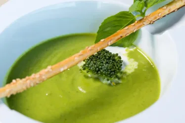 Een luxe curry broccoli soep gemaakt van groenten afval