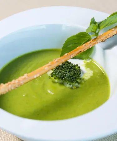 Een luxe curry broccoli soep gemaakt van groenten afval