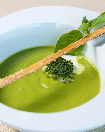 Een luxe curry broccoli soep gemaakt van groenten afval