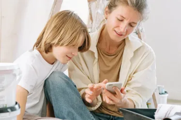 Moeder en zoon gaan zelf klussen in huis, de potten verf staan klaar om te schilderen