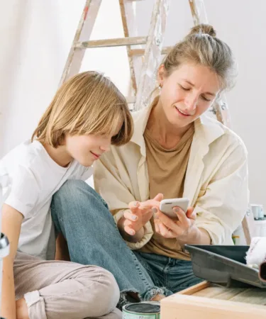 Moeder en zoon gaan zelf klussen in huis, de potten verf staan klaar om te schilderen