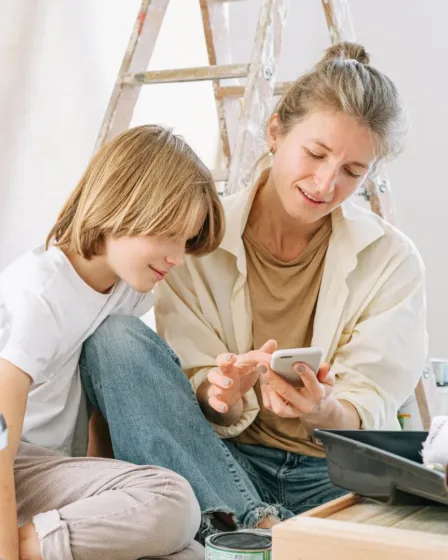 Moeder en zoon gaan zelf klussen in huis, de potten verf staan klaar om te schilderen