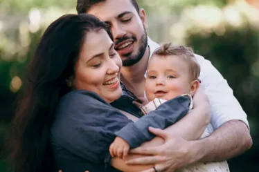 Vader en moeder zijn blij met de baby maar moeten ook denken aan ouderschapverlof en deeltijdwerk
