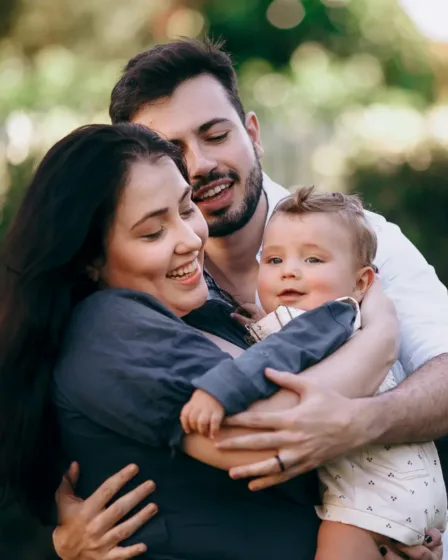 Vader en moeder zijn blij met de baby maar moeten ook denken aan ouderschapverlof en deeltijdwerk
