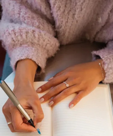 Zwarte vrouw schrijft een boek over persoonlijke financiën en ouderschap