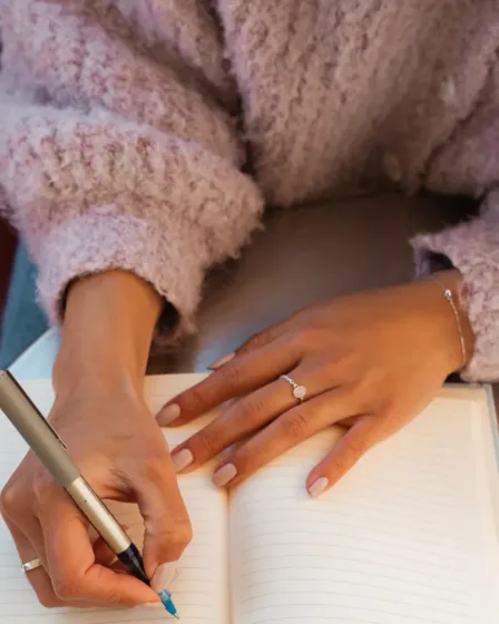 Zwarte vrouw schrijft een boek over persoonlijke financiën en ouderschap